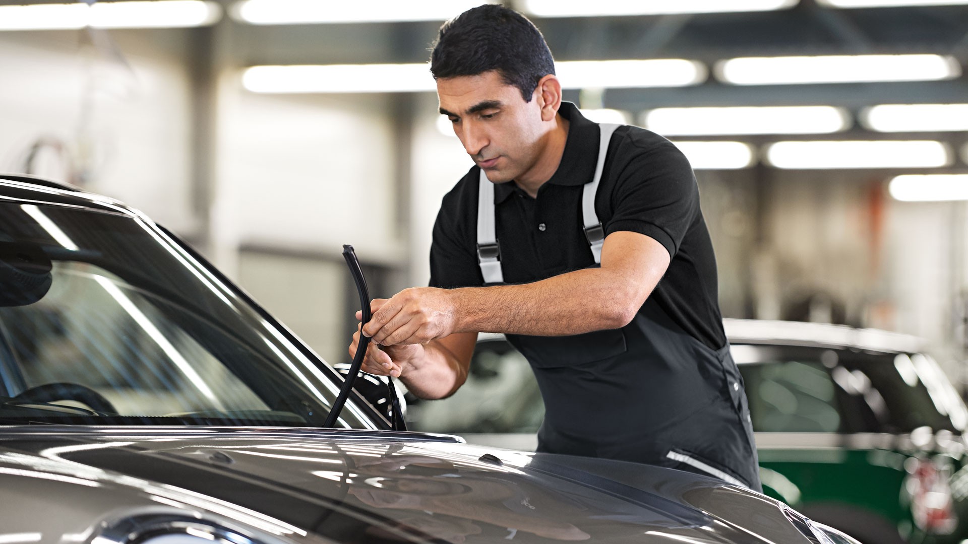 ルーフ・ボックスを装着し、道路を走るMINI Countryman。